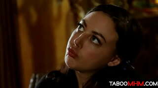 Üvey baba, sürtük bir kız öğrenciyi cezalandıran bir öğretmen gibi üvey kızını sikiyor