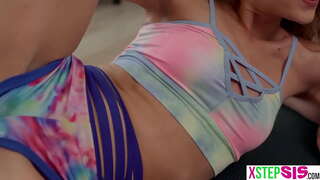 Маленька спритна сестренка та її туга подруга змусили свого мачуху вагітніти несподівано