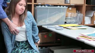 Donkerkop meisie is gevang winkeldiefstal en die beampte straf haar.Hy rondtas haar klein tiete en oorheers haar om te gee hom&#039;n bj.Dan het hy knallen haar poesie