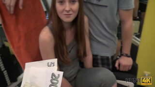 HUNT4K. கொடூரமான பண அனுமதி வேட்டையாடி செக்ஸ் அவரது GF காலியாக உடற்பயிற்சி