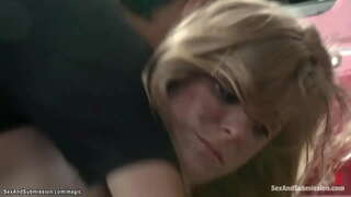 סעקסי בלאָנדע פּעני פּאַקס וויזיץ מעשוגע מעכאַניקער טאַמי פּיסטויל זי באגעגנט בייַ טעראַפּיסט אבער ער אָווערפּאָווערס איר און פאַקס מיט ריזיק האָן אַלע איבער זייַן קראָם