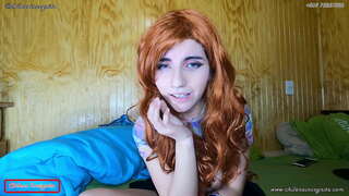 Ragazza si emoziona davanti allo schermo