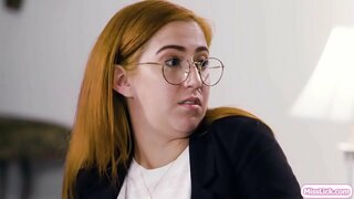 ���ණුසුම් සුදු හම හා ඇගේ busty සහකරු අපරාධ සැලසුම් මත ඔවුන්ගේ ඊළඟ ලොකු ඉලක්කයක්.හදිසියේම,ඇය පරිවාස නිලධාරී පැමිණෙයි හා විමර්ශනය ඇගේ සහකරු.ඔවුන් මෙන් ක්රියා කිහිපයක් සහ එය ඔප්පු කිරීමට නිලධාරියා.ඔවුන් ආරම්භ සිප හා ලෙව කෑම එක් එක් අය මෝඩයෙක්.