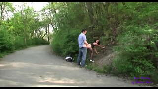 קודם הם נוגעים אחד בשני בבר ואז הם הולכים לזיין את גינות ציבוריות